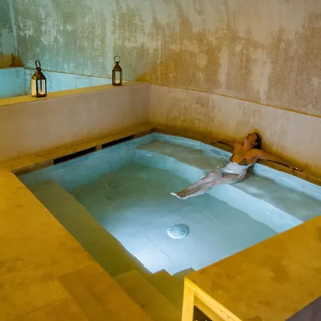 Habitat Cigueena Negra Hotel