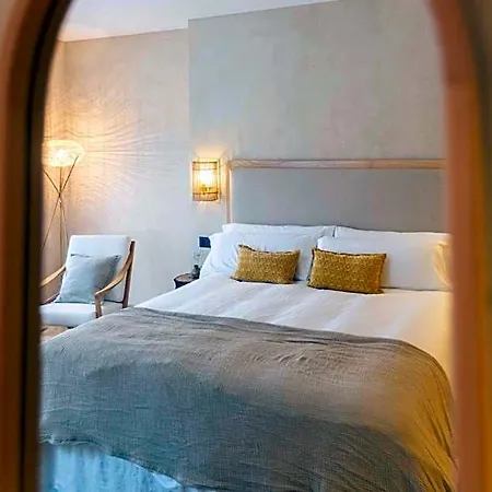 Habitat Cigueena Negra Hotel