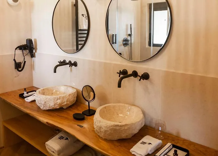 Hábitat Cigüeña Negra Hotel